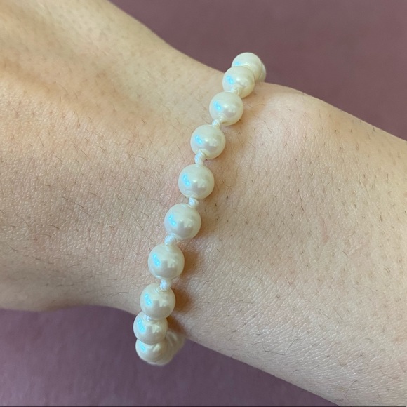 VINTAGE CAROLEE GOLD TONE PEARL BRACELET - Picture 3 of 10